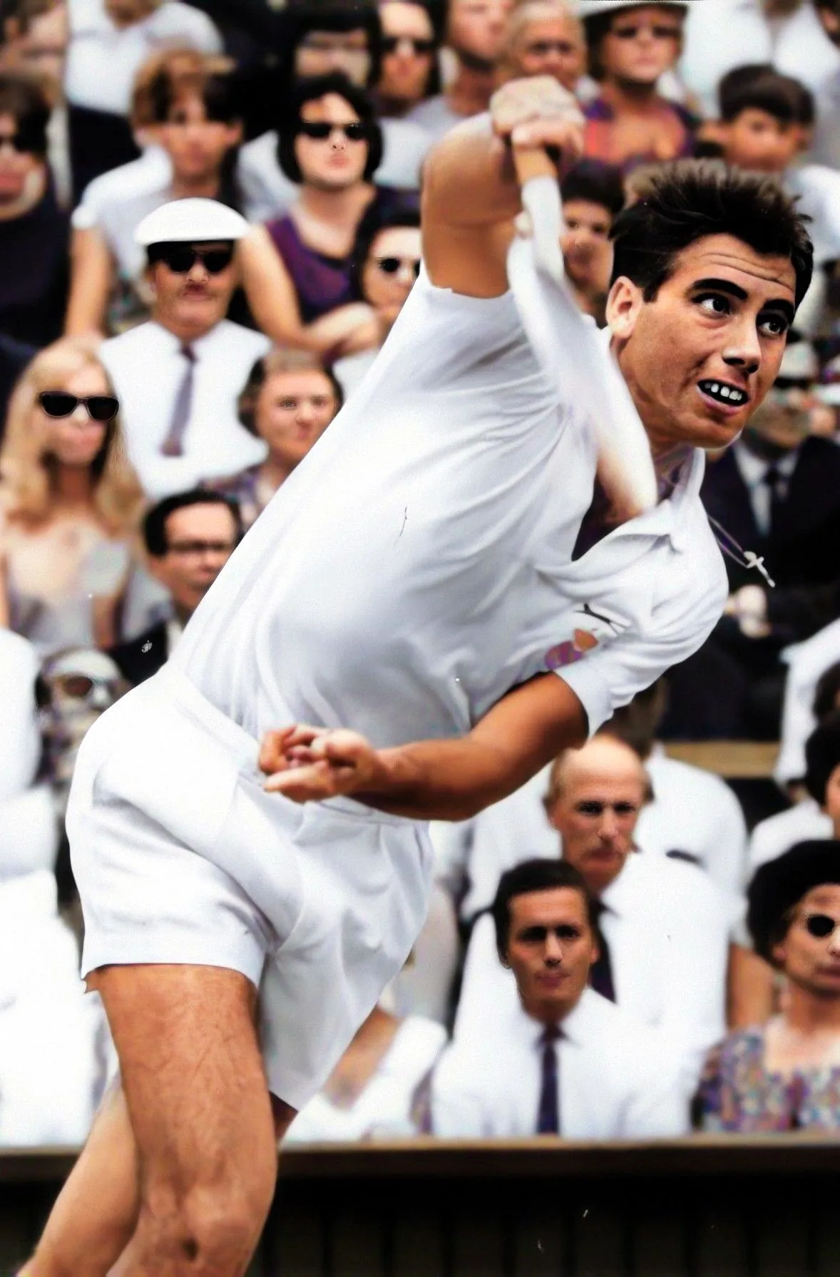 Manolo Santana jugando en Wimbledon