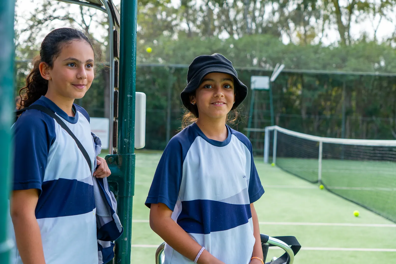 Dos alumnas de la escuela con el uniforme del club