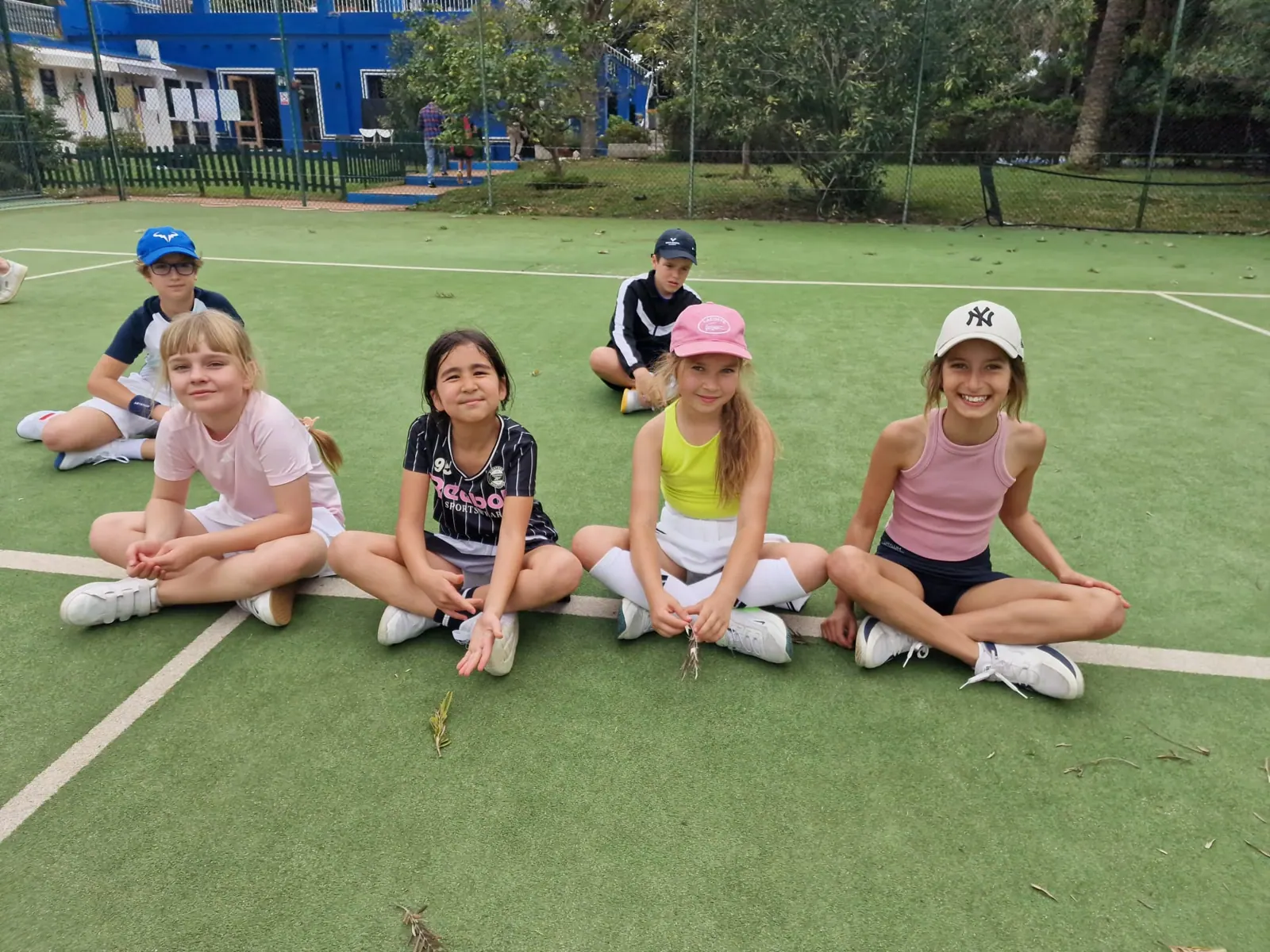 Alumnas sentadas en la pista durante el torneo