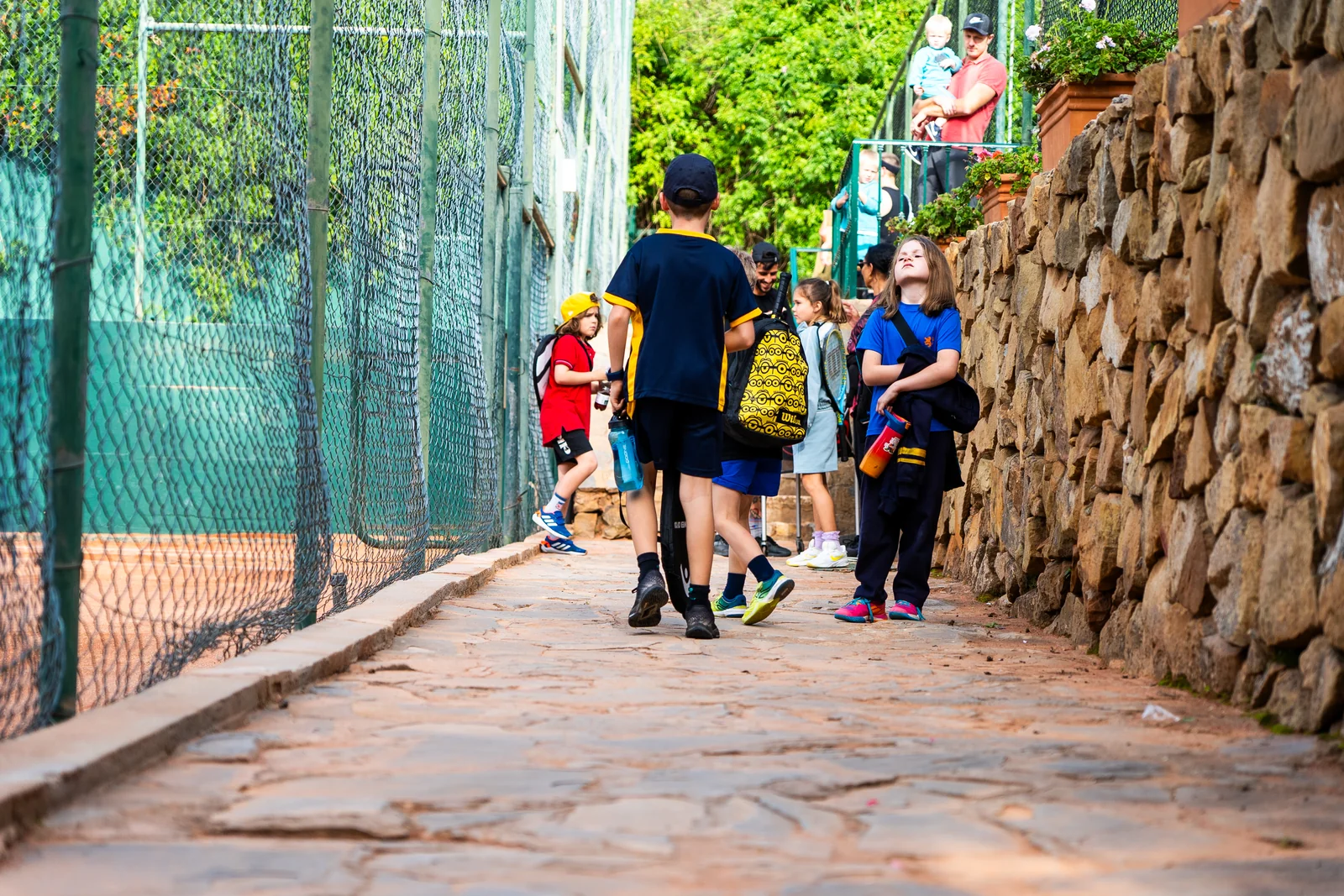 Alumnos de la escuela caminando hacia las pistas