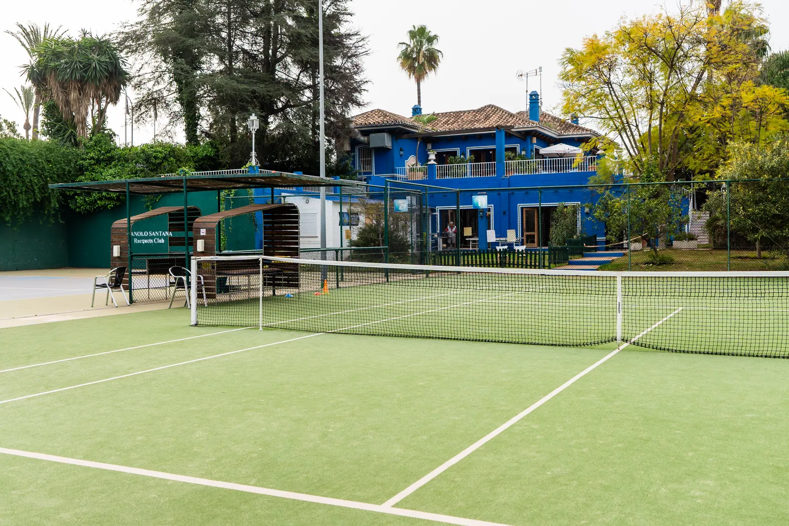 Pista de hierba artificial con la casa club al fondo