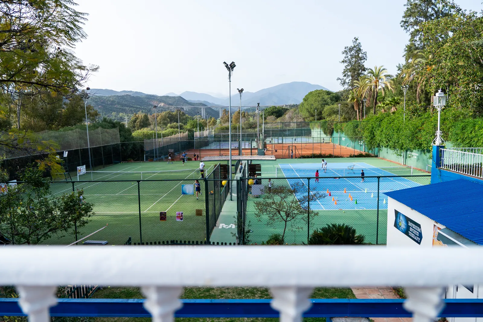 Vista de las pistas de tenis del club con la sierra al fondo